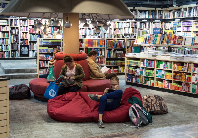vitrine-ST MARTIN D ENTRAUNES-min_books_bookstore_book_reader_readers_reading_shop_sale_books-849006