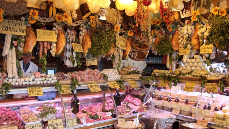 vitrine-ST MARTIN D ENTRAUNES-min_norcia_butchery_cold_cuts-342231