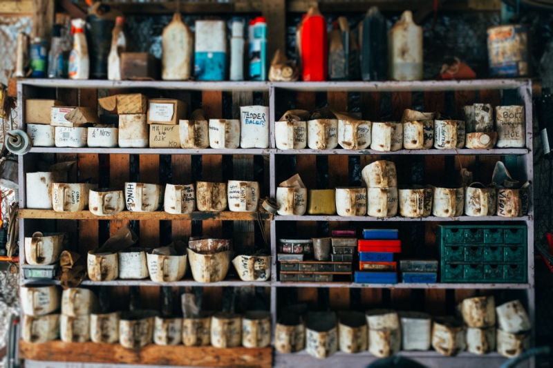 vitrine-ST MARTIN D ENTRAUNES-min_shelf_garage_dirty_collection_grunge-1178