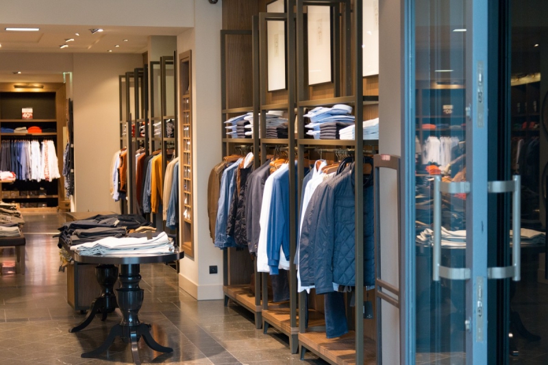vitrine-ST MARTIN D ENTRAUNES-min_shop_clothes_clothing_shopping_mall_shopping_kielce_crown_poland-862477