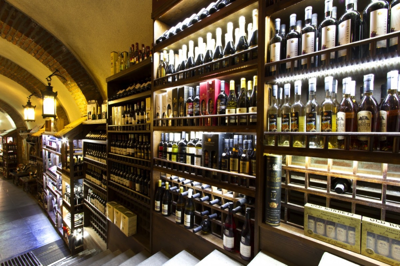 vitrine-ST MARTIN D ENTRAUNES-min_world_street_travel_shop_canon_georgia_wine_bottles-429767